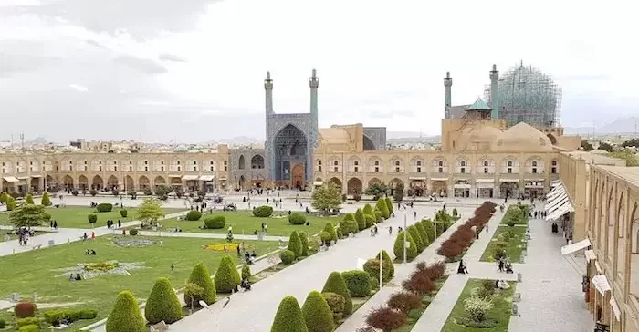 محوطه سرسبز و معماری خیره کننده میدان نقش جهان 516352346