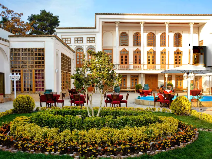 باغچه سرسبز و محوطه سنگ فرش شده با معماری خیره کننده خانه تاریخی 8651313