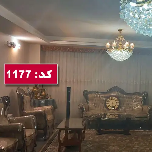 مبلمان قهوه ای رنگ و پرده سفید و لوستر سالن نشیمن آپارتمان در خمینی شهر