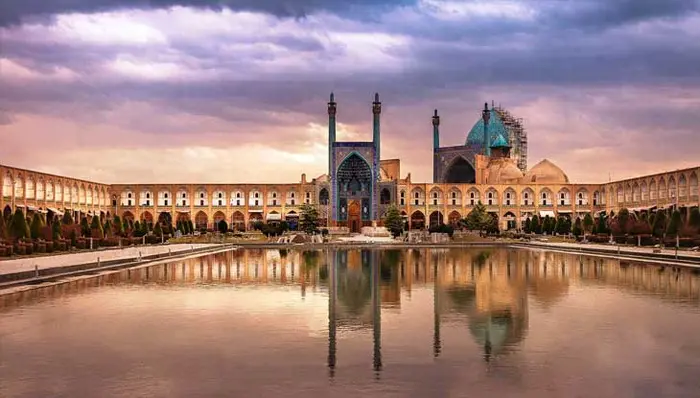 حوض و محوطه سنگ فرش شده اطراف میدان نقش جهان اصفهان 45454574