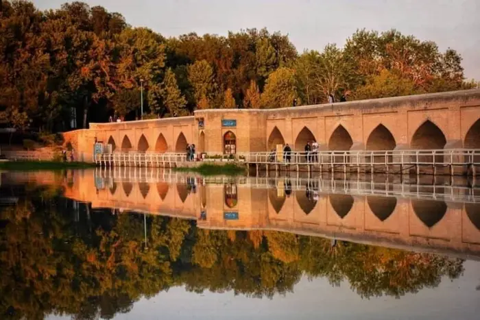 تلالو سایه درختانروی آب های اطراف پل چوبی اصفهان 7545241567