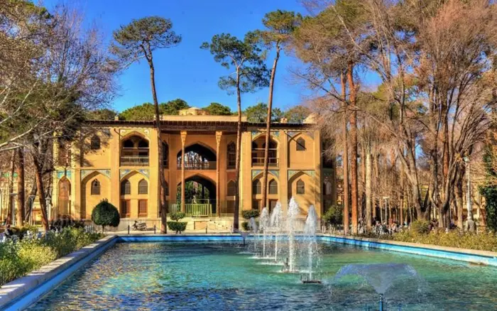 باغچه های سرسبز و حوض پرآب در اطراف کاخ هشت بهشت اصفهان 454578