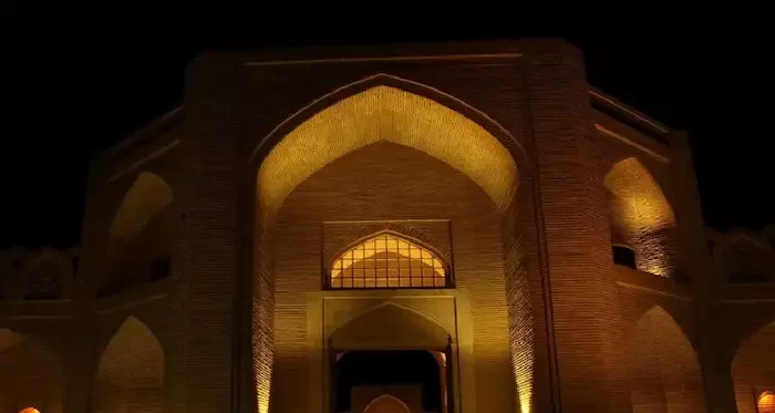 ورودی آجری کاروانسرای عباسی با نورپردازی زیبا و چشم گیر در شب 778578787