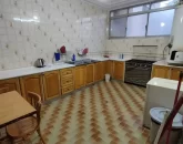 کابینت چوبی و میز غذاخوری آشپزخانه آپارتمان در خمینی شهر