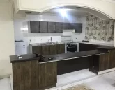 آشپزخانه بزرگ با کابینت های فندوقی 5658475825186