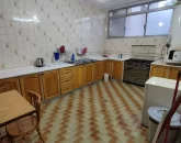 آشپزخانه بزرگ با تم کرمی و کابینت های فلزی 4545345314588888