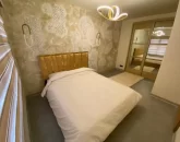 اتاق خواب با کاغذ دیواری و تم طلایی 4584152812