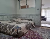 تخت خواب با روتختی کرمی رنگ اتاق خواب ویلا در شاهین شهر