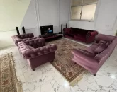 مبلمان زرشکی و تلویزیون سالن نشیمن آپارتمان در خمینی شهر