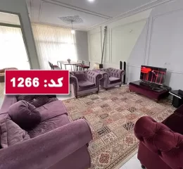 مبلمان زرشکی رنگ و تلویزیون و میر غذاخوری سالن نشیمن آپارتمان در خمینی شهر1