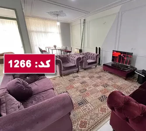 مبلمان زرشکی رنگ و تلویزیون و میر غذاخوری سالن نشیمن آپارتمان در خمینی شهر1