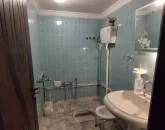 توالت ایرانی همراه با سیفون و روشویی سرویس بهداشتی آپارتمان در خمینی شهر