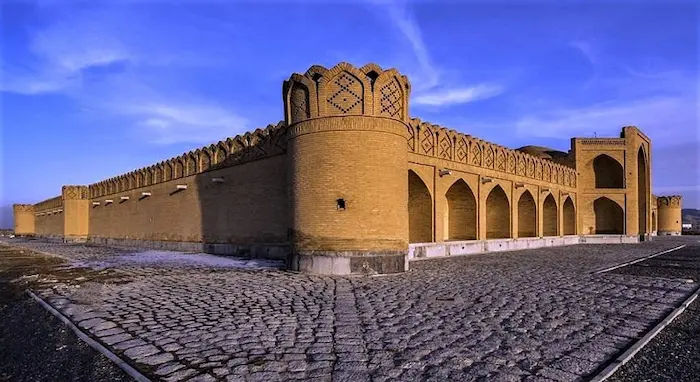 قلعه آجری با محوطه سنگ فرش 88458545656