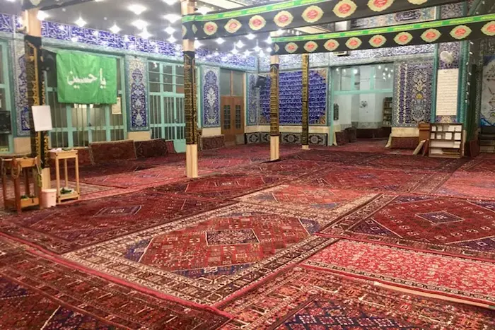 فرش های ابریشمی قرمز رنگ در مسجد جامع میمه 8455645454