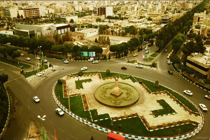 میدان بزرگ و سرسبز در وسط شهر شاهین شهر 5558458