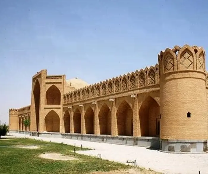 قلعه مورچه خورت اصفهان از زاویه دور و چمنهای سبز در کف قلعه 6416494984