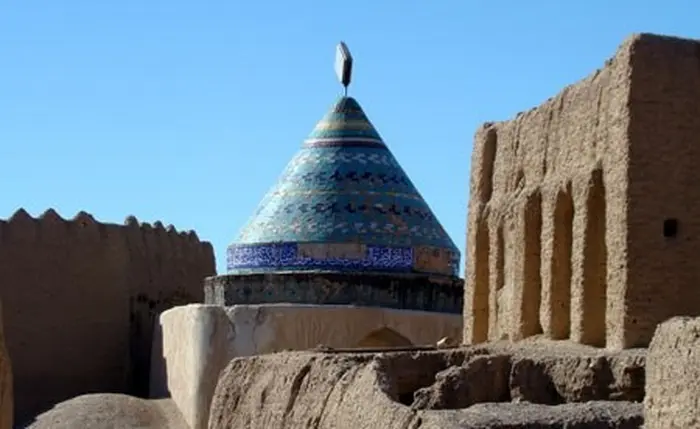 تصویر گنبد آبی رنگ مورچه خورت در اصفهان 1561465484