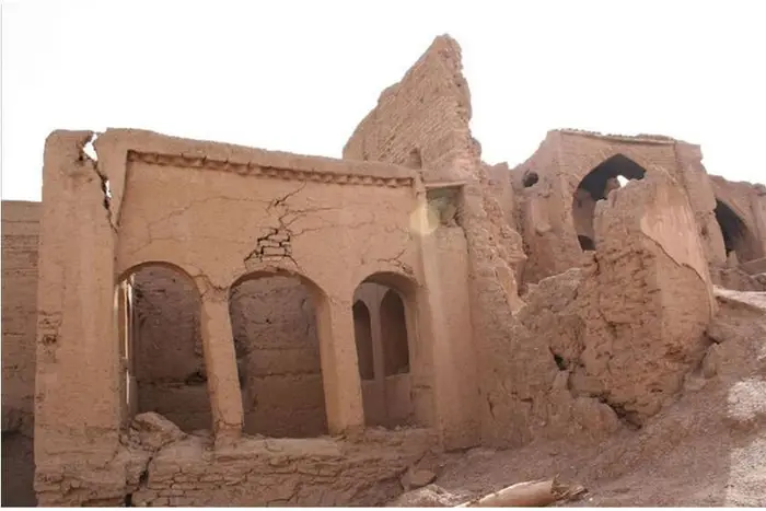 دیوار های خشتی و قدیمی قلعه مورچه خورت 41654648