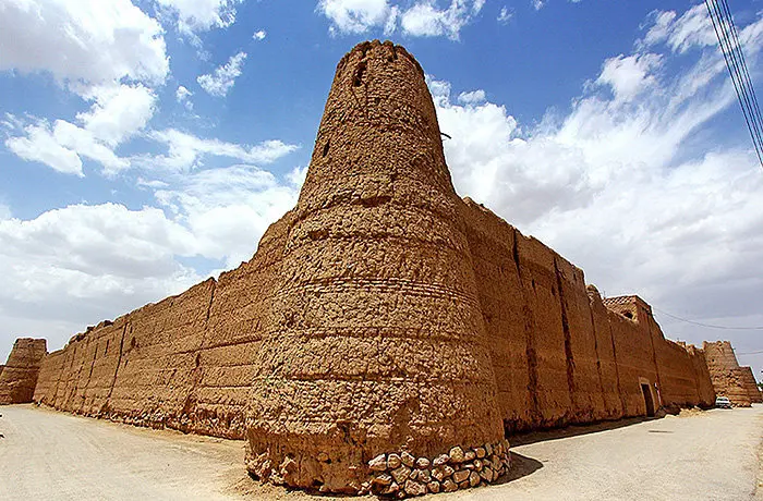 نمایی نزدیک از قلعه خشتی قدیمی در اصفهان 61564684