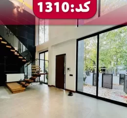 نمای داخلی نشیمن با پنجره های بزرگ رو به حیاط ویلا در خمینی شهر 67365673