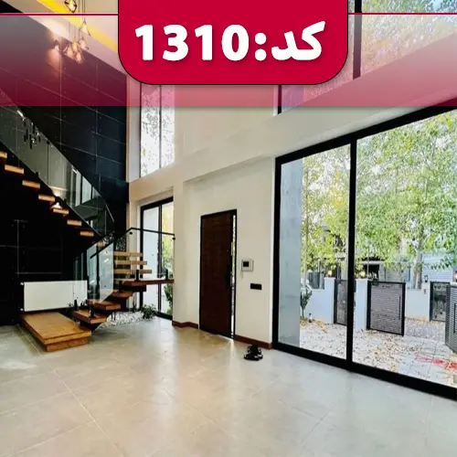 نمای داخلی نشیمن با پنجره های بزرگ رو به حیاط ویلا در خمینی شهر 67365673