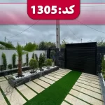 نمایی از حیاط سنگ فرش شده و درب مشکی ویلا در اصفهان 6735673