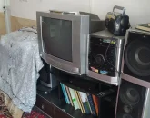 تلوزیون و ضبط قدیمی رو میزی ویلا در زرین شهر 418544