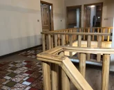 راهرو طبقه دوم با نرده های چوبی ویلا در فولادشهر 1256474