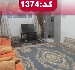 اتاق پذیرایی با مبلمان، فرش، تلوزیون رومیزی ویلا در اصفهان 59112641644