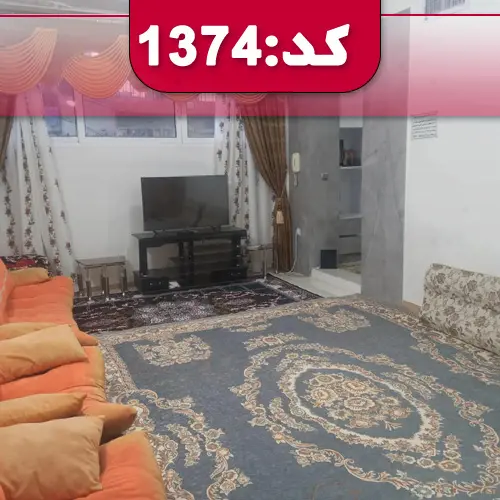 اتاق پذیرایی با مبلمان، فرش، تلوزیون رومیزی ویلا در اصفهان 59112641644