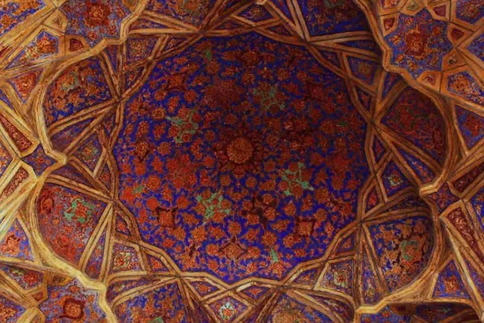 نمای داخلی سقف با نقش و نگاری های ظریف در کاخ عالی قاپو 41867444