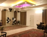 اتاق پذیرایی فرش شده با مبلمان و درب ورودی خانه ویلایی در اصفهان 48546