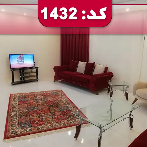 اتاق پذیرایی فرش شده به همراه مبلمان و تلوزیون آپارتمان در خمینی شهر 5641541