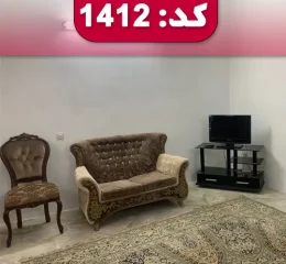اتاق پذیرایی فرش شده و تلوزیون رو میزی همراه مبلمان آپارتمان در خمینی شهر 59659