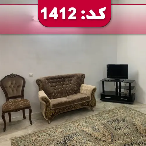 اتاق پذیرایی فرش شده و تلوزیون رو میزی همراه مبلمان آپارتمان در خمینی شهر 59659