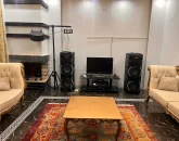اتاق پذیرایی فرش شده و مبلمان و تلوزیون ویلا در اصفهان 415684