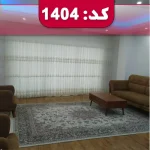 اتاق پذیرایی فرش شده و کفپوش پارکت با مبلمان قهوه ای رنگ آپارتمان در شهر رضا 4685478