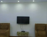 تلوزیون دیواری با مبلمان قهوه ای آپارتمان در اصفهان 46874