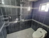 حمام و سرویس بهداشتی فرنگی با کاشی های سفید مشکی آپارتمان در اصفهان 4464