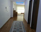 راه رو و درب های چوبی و اتاق پذیرایی آپارتمان در اصفهان 564568