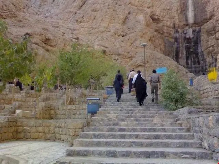 چشمه آب لادر و پیاده روی مردم در این چشمه خمینی شهر 84687