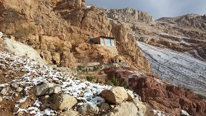 چشمه غم بر و صخره های آن در خمینی شهر 469874
