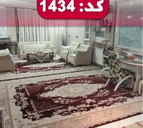 اتاق پذیرایی فرش شده به همراه مبلمان سفید در کنار قفسه کتاب آپارتمان در شهرضا 215645