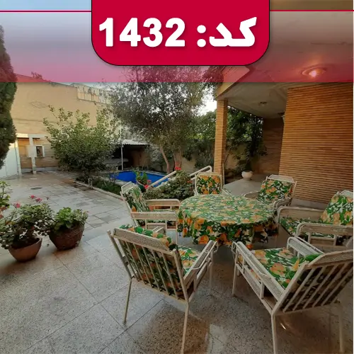 میز و صندلی های چیده شده در محوطه سرسبز و استخر خانه ویلایی در شاهین شهر 564415