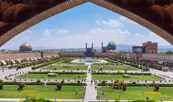 تصویر کلی از میدان زیبای نقش جهان در اصفهان 74874353