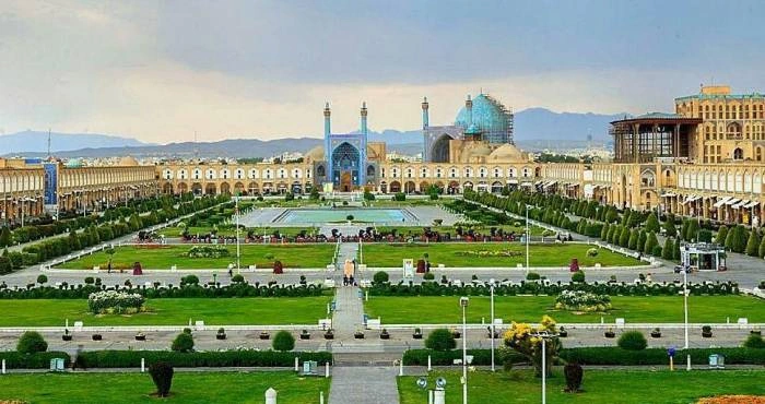 زیبایی سرسبزی میدان نقش جهان در اصفهان 3874358434