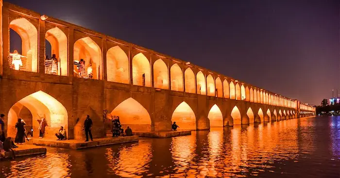 درخشش پل تاریخی سی و سه پل اصفهان در شب و بازدید مردم از این پل و در نزدیکی کاخ هشت بهشت اصفهان قرار دارد 215631
