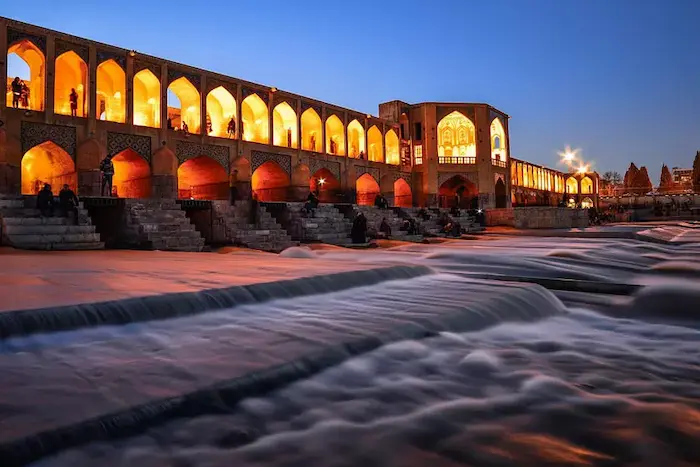 روان بودن رودخانه خروشان در کنار پل درخشان خواجو در نزدیکی کاخ هشت بهشت اصفهان 1521456