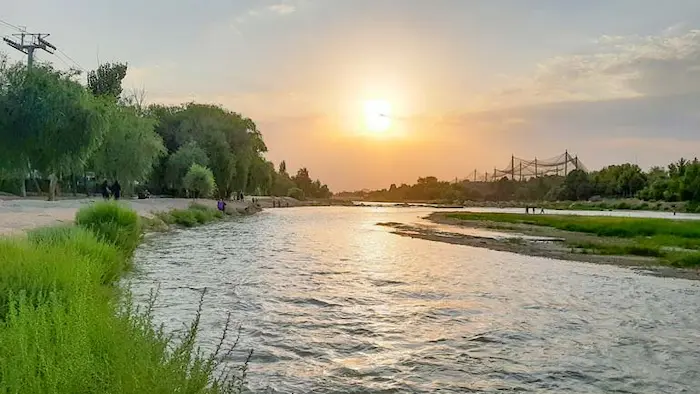 رودخانه در کنار درختان سرسبز و طلوع خورشید بر روی پارک جنگلی ناژوان در نزدیکی آکواریوم اصفهان 25656