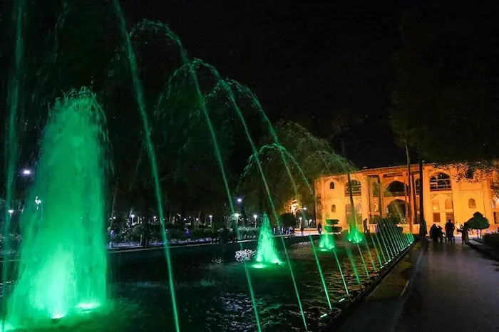 فواره های آب در استخر جلوی ساختمان قدیمی کاخ هشت بهشت اصفهان در شب 41564